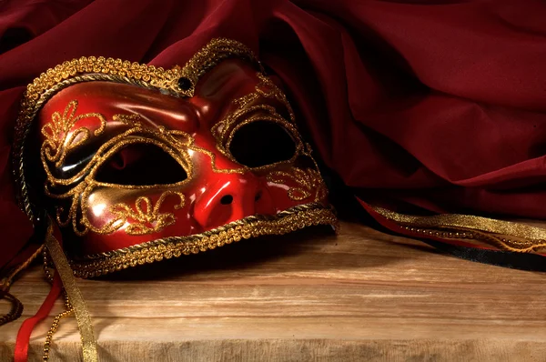 Stillleben mit venezianischer Karnevalsmaske. — Stockfoto