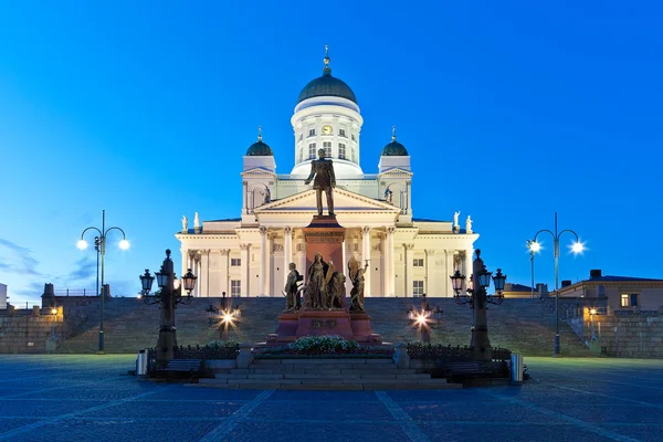 Сенатская площадь ночью в Хельсинки, Финляндия — стоковое фото