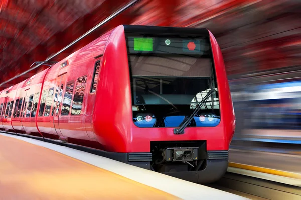 Moderní Vysokorychlostní vlak s rozmazání pohybem — Stock fotografie