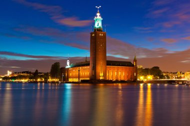 Stockholm, İsveç belediye binasının gece görünümü