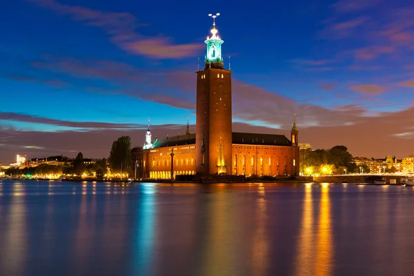 Vista nocturna del Ayuntamiento de Estocolmo, Suecia — Foto de Stock