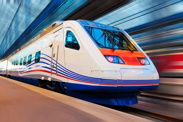 Trem moderno de alta velocidade com borrão de movimento — Fotografia de Stock