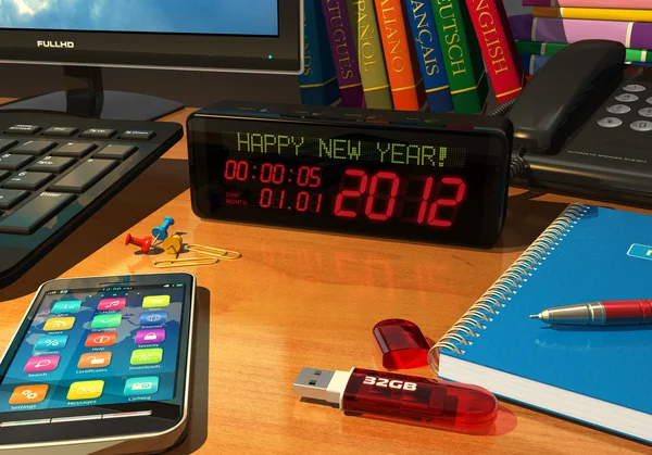 Klok met "happy new year!" bericht op tafel — Stockfoto