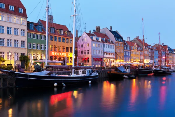 's avonds landschap van nyhavn in Kopenhagen, Denemarken — Stockfoto