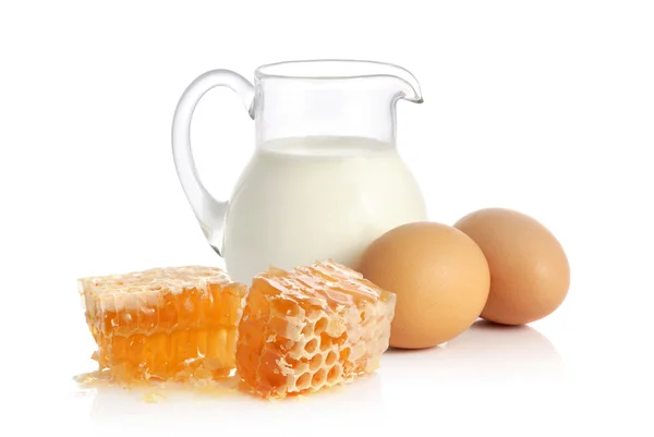 Свежее молоко, два яйца и мед — стоковое фото