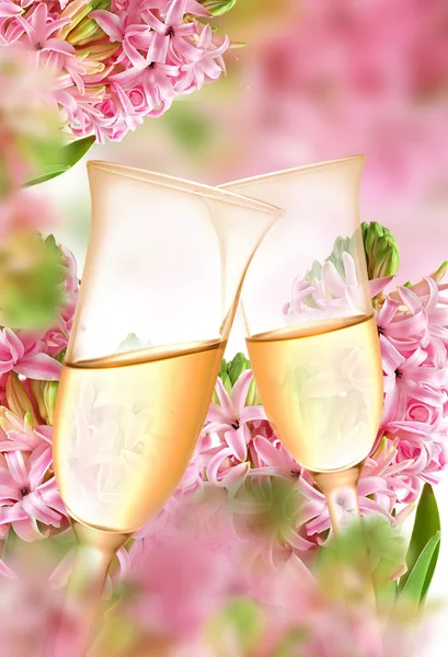 Sümbül ve şampanya flüt üzerinden dekorasyon — Stok fotoğraf