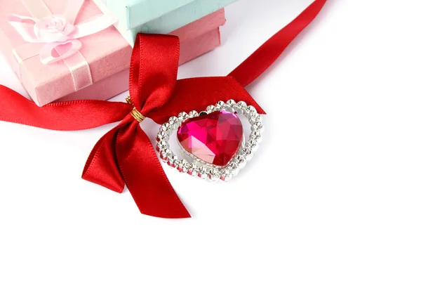 Kırmızı kalp, şerit ve hediye kutuları — Stok fotoğraf