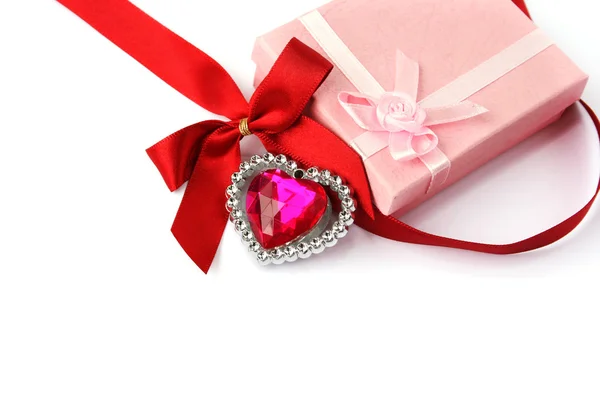 Kırmızı kalp, şerit ve hediye kutuları — Stok fotoğraf