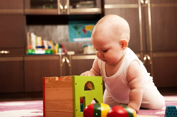 Menina bebê jogando — Fotografia de Stock