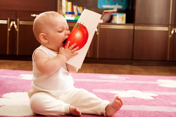 Baby isst Tomate — Stockfoto