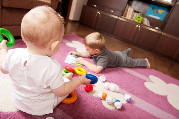 Brother and sister playing — Stock Photo, Image