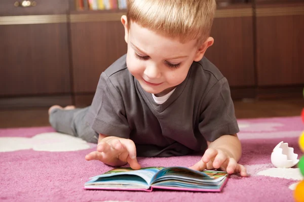 Carino ragazzo lettura libro — Foto Stock