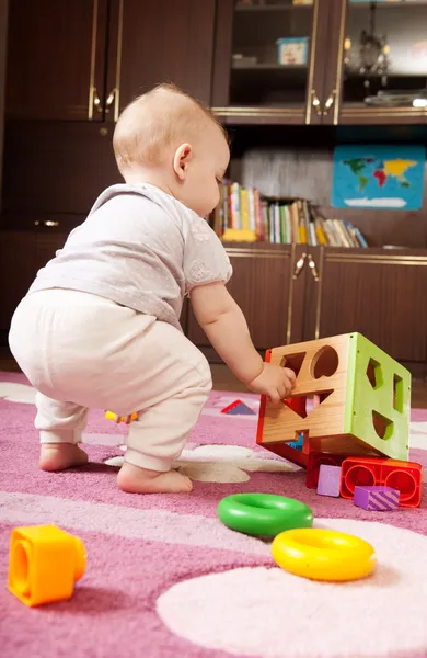 Bambina che gioca sul pavimento — Foto Stock