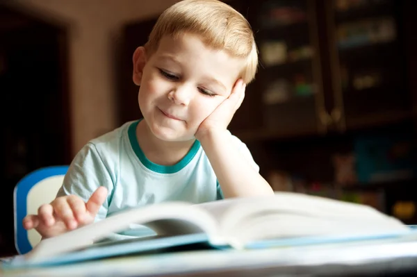 Chłopiec czytanie książki — Zdjęcie stockowe