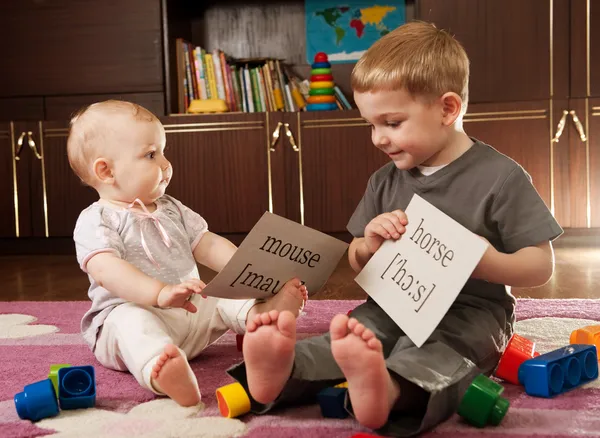 Crianças brincando com cartões — Fotografia de Stock