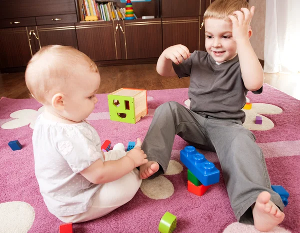 Brother and sister playing — Stock Photo, Image