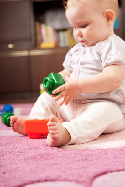 Bambina che gioca sul pavimento — Foto Stock