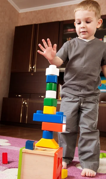 Little boy is building tower — Stock Photo, Image