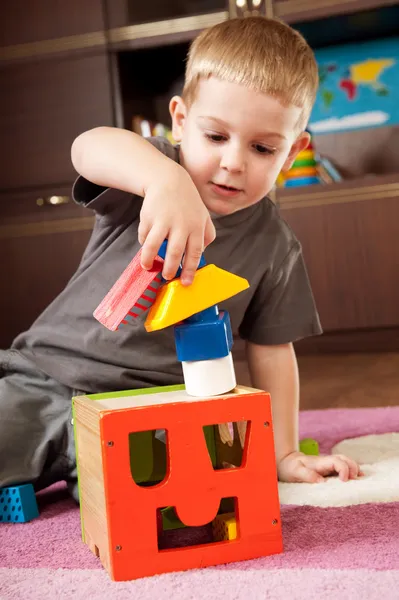 Μικρό αγόρι χτίζει πύργο — Φωτογραφία Αρχείου