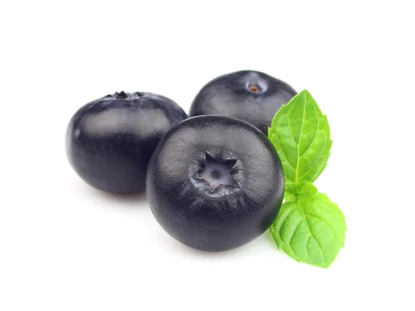 Zoete berry met blaadjes van munt — Stockfoto