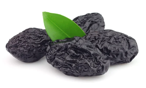 Сушеные чернослив с листьями — стоковое фото