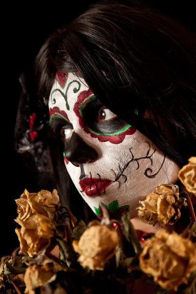 Retrato de niña del cráneo de azúcar con rosas muertas — Foto de Stock