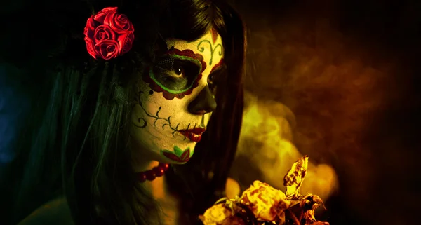 Tiro artístico de açúcar crânio menina com rosas mortas — Fotografia de Stock