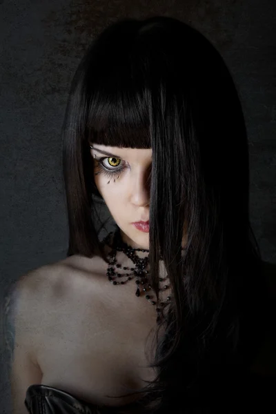Joven bruja con ojos amarillos —  Fotos de Stock