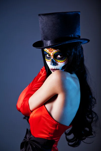 Cráneo de azúcar chica en tophat y vestido rojo — Foto de Stock