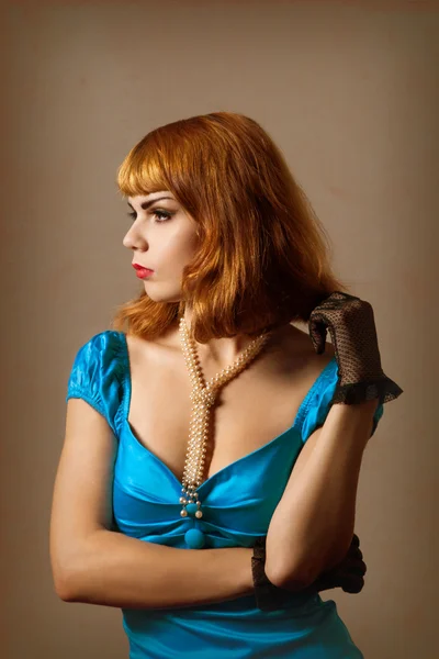 青いドレスで美しいレトロな女性 — ストック写真
