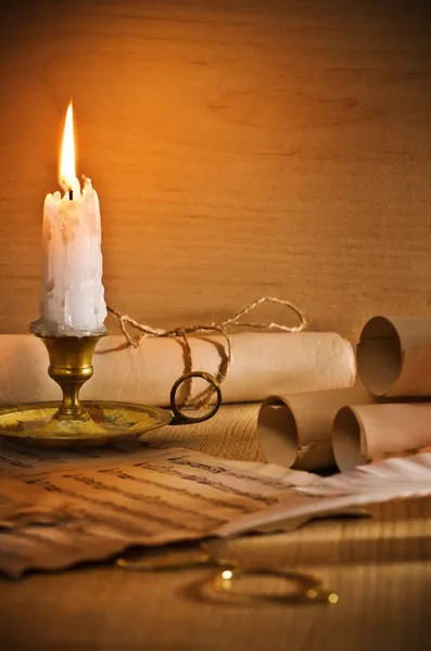 Flammende Kerze und antike Musiknoten — Stockfoto