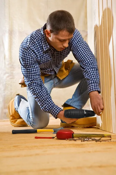 Hombre soltero trabaja en la habitación de madera — Foto de Stock