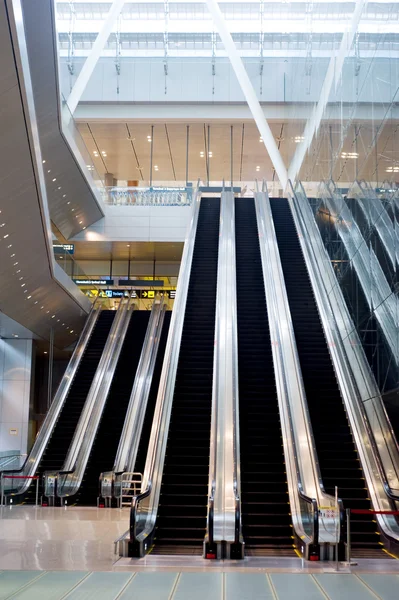 Κυλιόμενες σκάλες στο αεροδρόμιο changi — Φωτογραφία Αρχείου