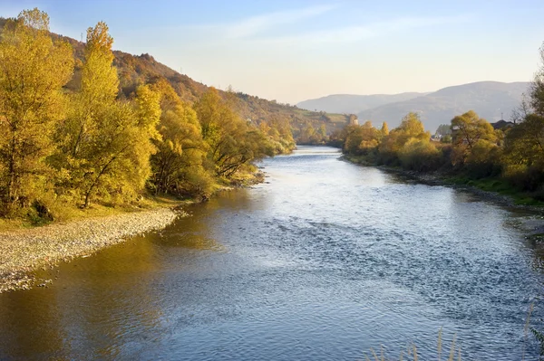 Vackra höst floden — Stockfoto