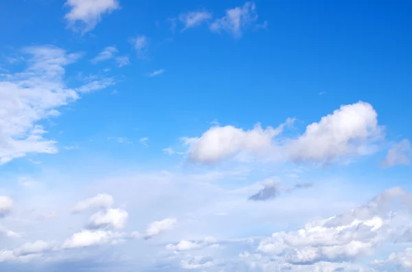 Bulutlu mavi gökyüzü — Stok fotoğraf