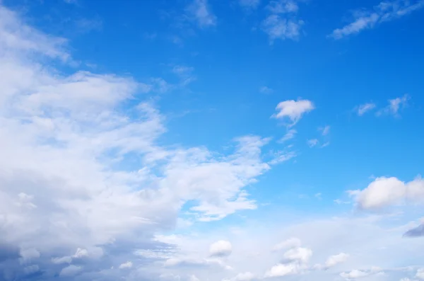 Синє небо — стокове фото