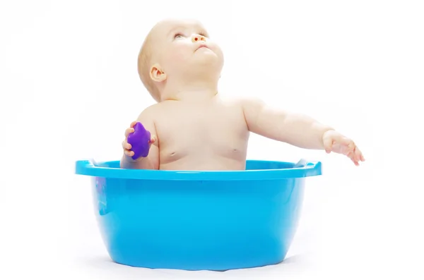 婴儿坐在浴缸里 — 图库照片