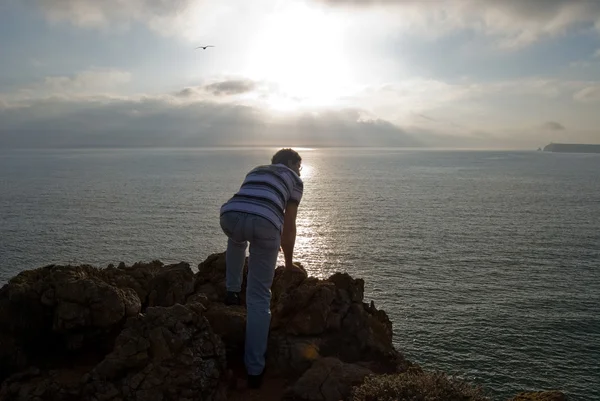 男はサグレス （アルガーブ） の岩の上に座っています。 — ストック写真