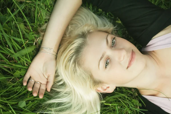 Красива дівчина лежить в парку на траві — стокове фото