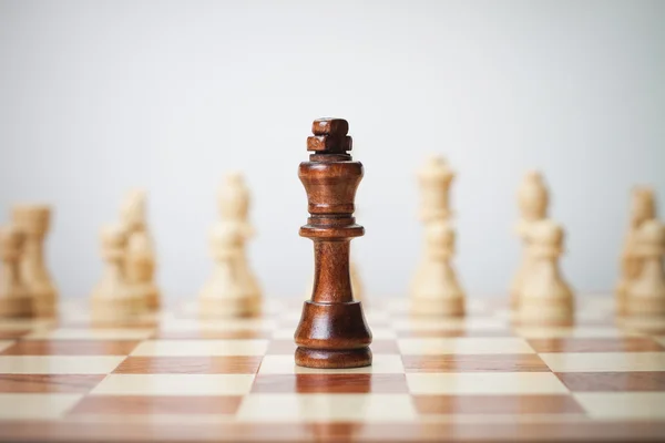 Concepto de ajedrez sobre fondo gris — Foto de Stock