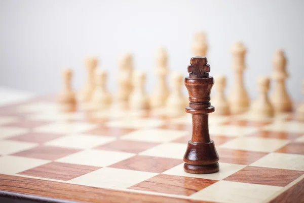 Conceito de xadrez no fundo cinza — Fotografia de Stock