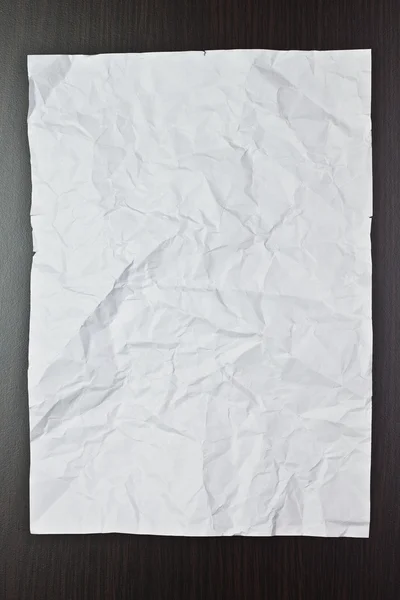 Blanco vel papier vastgelopen op de tafel — Stockfoto