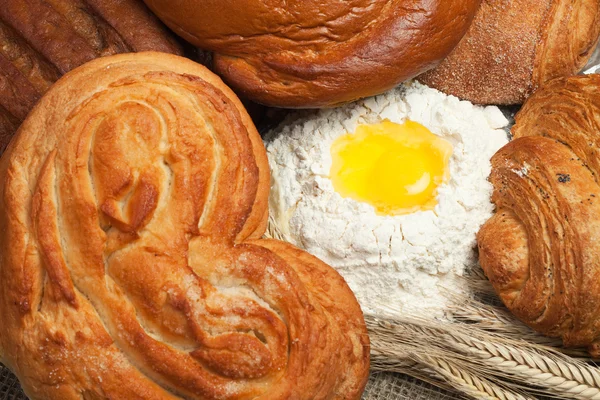 Pane fresco con spighe di segale e fondo farina — Foto Stock