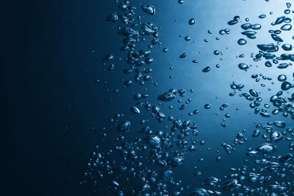 Hava kabarcıkları suyun mavi doğal arka planda — Stok fotoğraf