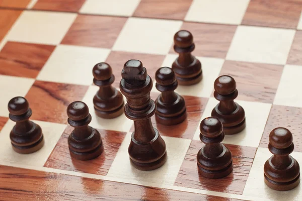 Концепция шахматной стратегии на сером фоне — стоковое фото