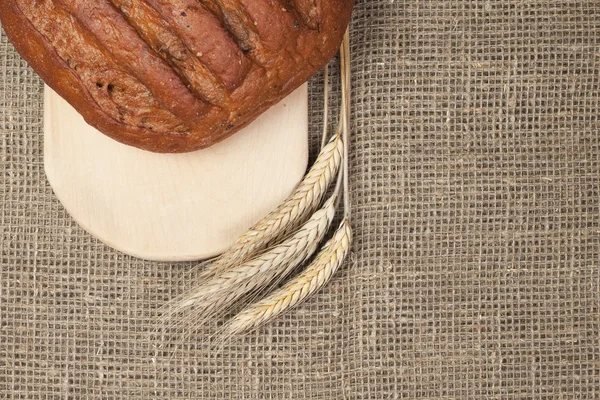 Φρέσκο καρβέλι ψωμί με αυτιά σίκαλης για το breadboard αμουδερές — Φωτογραφία Αρχείου