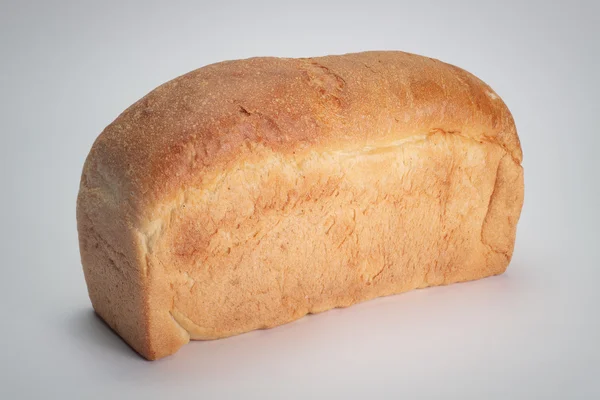 Laib Brot vor grauem Hintergrund — Stockfoto