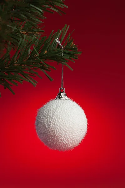 Białe Boże Narodzenie ball wiszące na sztuczne choinki — Zdjęcie stockowe