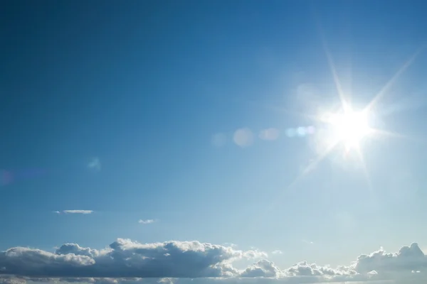 Blå himmel med solen orsakar bländning — Stockfoto