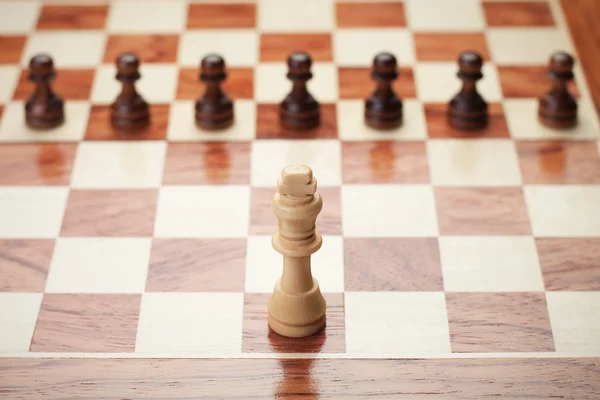 Conceito de xadrez sobre fundo cinza — Fotografia de Stock
